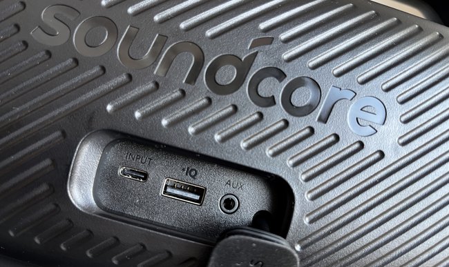 Detailaufnahme der Anschlüsse auf der Rückseite des Soundcore Motion Boom Plus: USB-C (Ladeanschluss), USB-A (zum Laden von Handys) und 3,5-mm-Klinke als Eingang für externe Zuspieler (Bildquelle: GIGA)