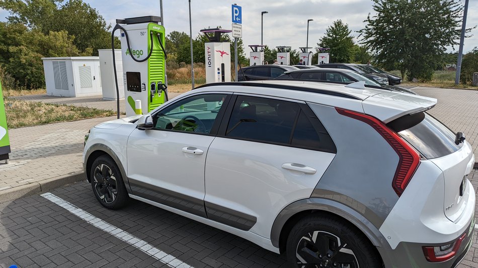 An der Autobahn: ADAC warnt E-Auto-Fahrer vor Schwierigkeiten