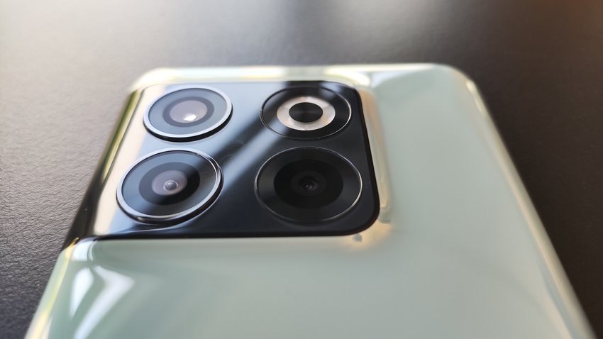 قسمت پشتی OnePlus 10T نشان داده شده است که دوربین سه گانه روی آن نصب شده است.  به دلیل عدم همکاری هیچ نامه Hasselblad روی این تلفن همراه وجود ندارد.
