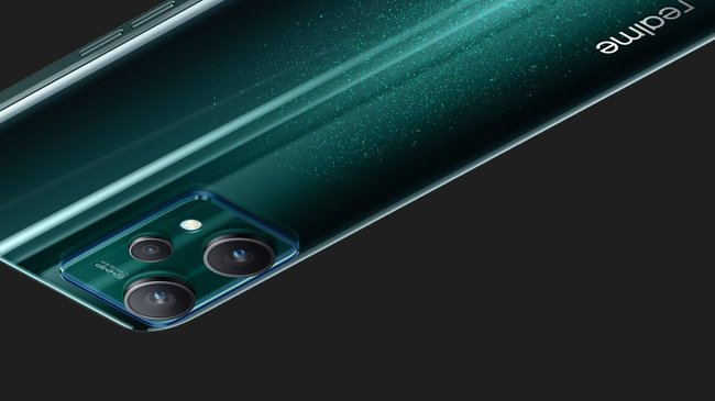 Vor einem schwarzen Hintergrund ist die grüne Rückseite des Smartphones Realme 9 Pro zu sehen.