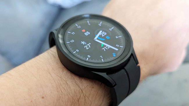 An einem Arm ist die Smartwatch Samsung Galaxy Watch 5 Pro befestigt.