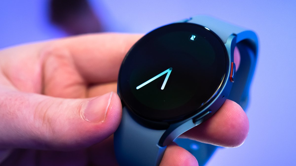 samsung galaxy watch 5 hand q giga P1655781 rcm1200x0u Galaxy Watch 6: Neue Samsung-Smartwatch nimmt wichtige Hürde