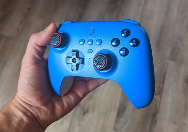 Mein Lieblings-Controller: Der „Ultimate Bluetooth Controller“ von 8BitDo (Bildquelle: GIGA)