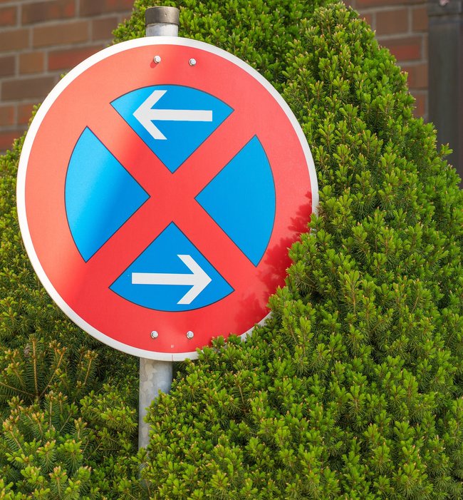 Das Halteverbot gilt sowohl vor als auch hinter dem Schild weiterhin. (Bildquelle: Pixabay AKrebs60 / Edit: GIGA)