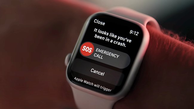 An einem Arm wurde die Smartwatch Apple Watch Series 8 befestigt. Auf dem aktivierten Display sieht man die Unfallerkennung.