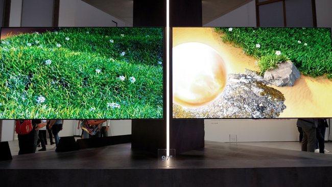 Zwei nebeneinander aufgestellte 97 Zoll große OLED-Fernseher am IFA-Stand von LG.