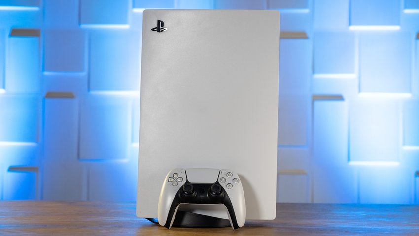 Das Bild zeigt eine PlayStation 5 mit Controller