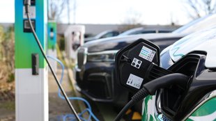 Rekord für E-Autos: Umweltbonus kommt Steuerzahler 2022 teuer zu stehen