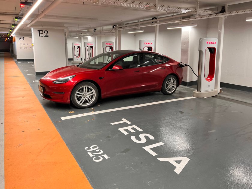 tesla model 3 tiefgarage