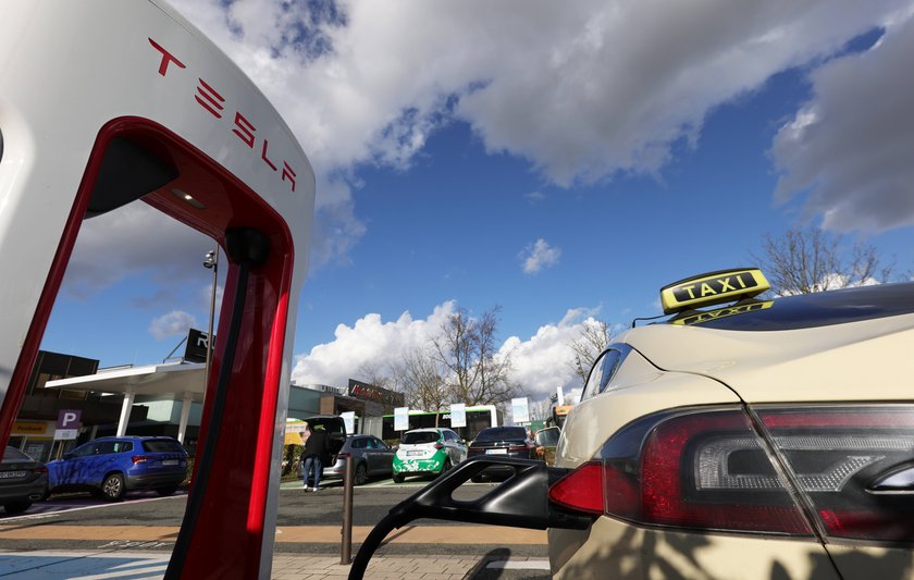 tesla taxi robotaxi ladesäule