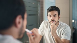 Kann eine Zahnbürste schimmeln? Tipps zur Reinigung