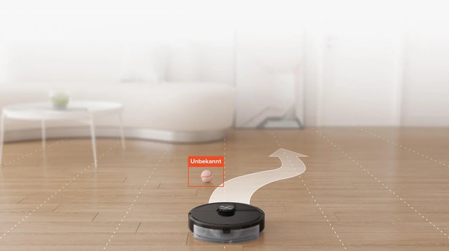 In einer Wohnung reinigt der saug- und Wischroboter von Roborock intelligent Hindernisse.