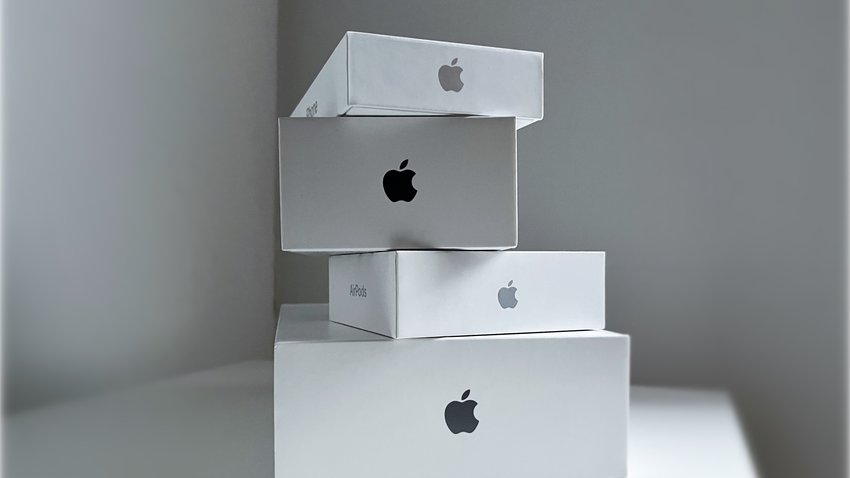 Ein Stapel aus weißen Originalverpackungen von Apple-Produkten.
