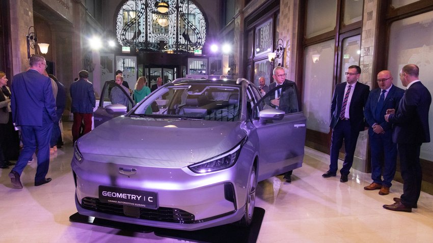 BUDAPEST, Nov. 4, 2022 -- A Geely s Geometry C electric car is seen on display before the signing ceremony i