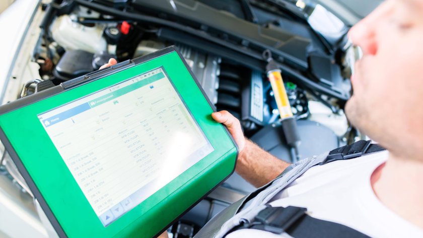 diagnosegerät werkstatt fehlercode auslesen car mechanic with diagnostic equipment in auto repair shop model