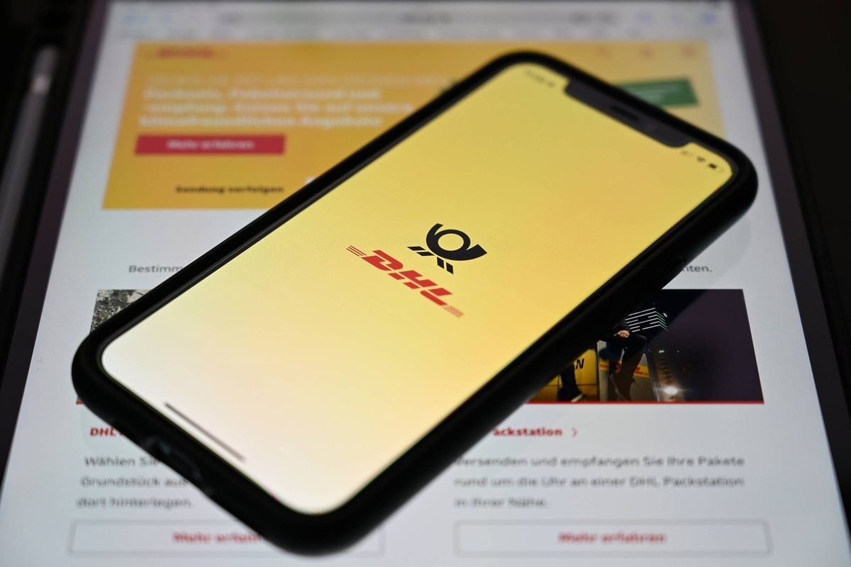 DHL App Smartphone IMAGO Lobeca rcm1200x0u Deutsche Post rudert zurück: Beliebte App-Funktion feiert Comeback