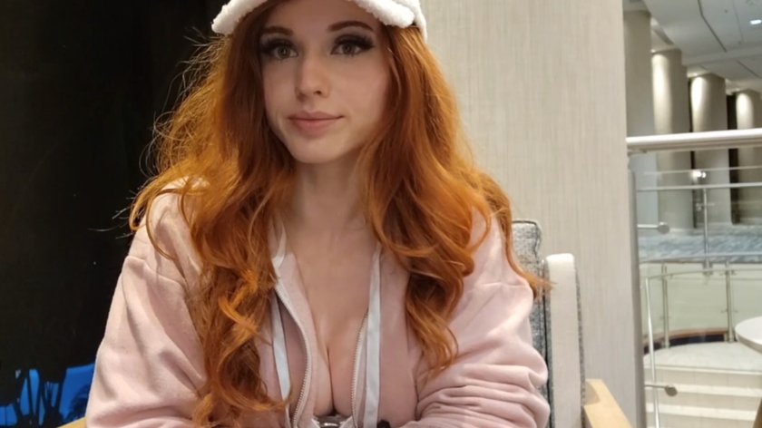 Amouranth bei einem Live-Stream.