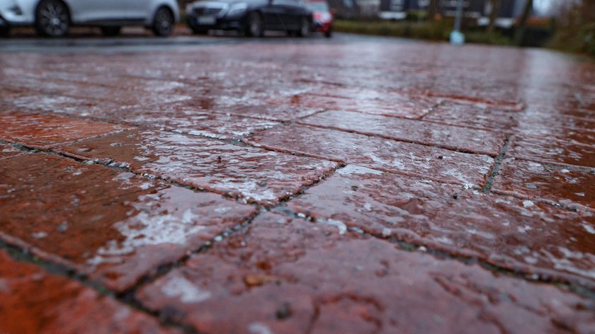 Niedersachsen, Hannover, Blitzeis sorgt für glatte Straßen, eisregen, Streufahrzeug,