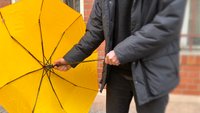 Handy-Diebstahl: So funktioniert die miese Masche mit dem Regenschirm
