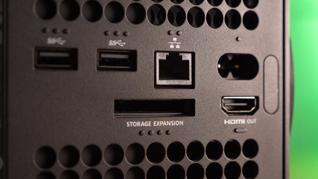 Nahaufnahme der Rückseite einer Xbox Series X. Zu sehen sind die Anschlüsse, der Fokus liegt auf dem "Storage Expansion"-Anschluss.