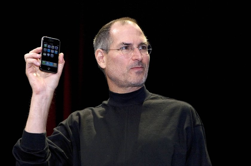 Steve Jobs hält bei der Präsentation 2007 das erste iPhone in der Hand.