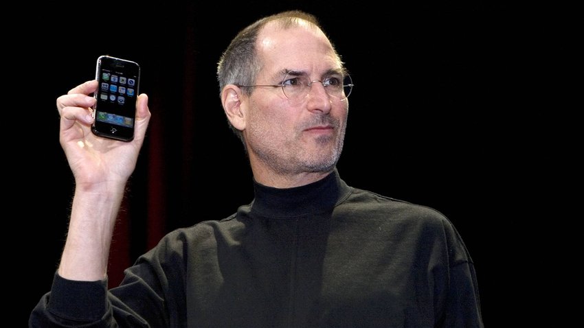 Steve Jobs hält bei der Präsentation 2007 das erste iPhone in der Hand.