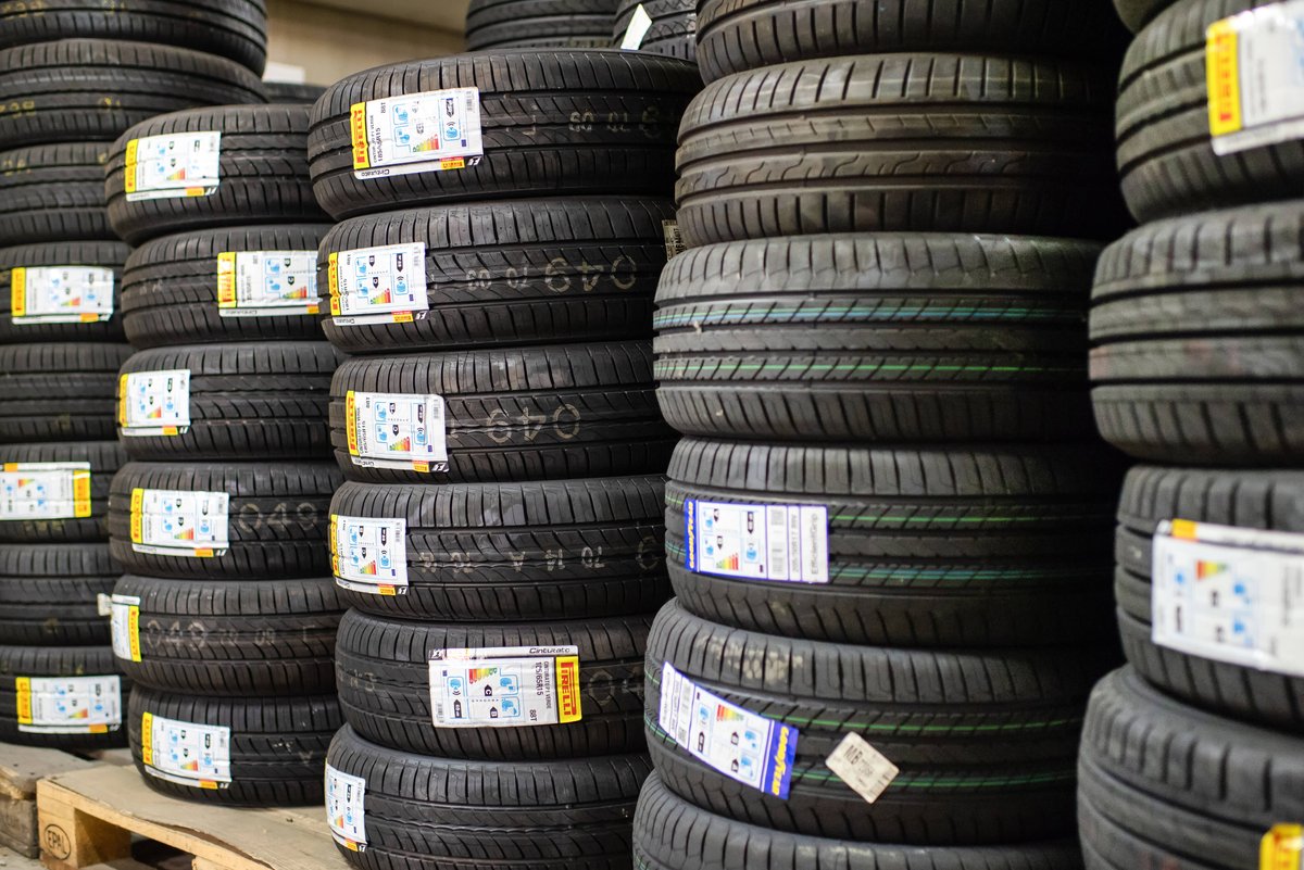 Wie alt dürfen Reifen sein? Das sagen Gesetz, TÜV und ADAC