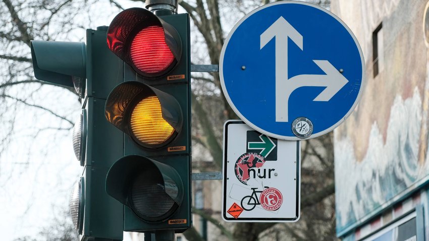 Grünpfeil grüner Pfeil Rechtsabbiegemöglichkeit Straßenverkehrsordnung VwV-StVO Fahrradfahrer Rote Ampel
