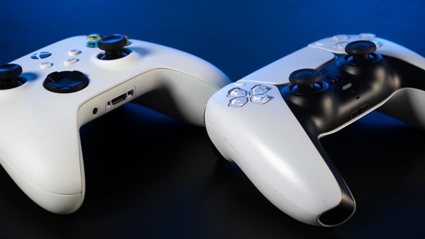 Der PS5-Contorller neben dem Xbox-Controller.