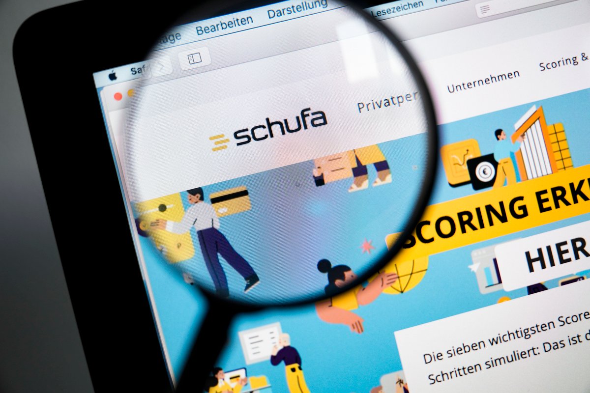 Schufa Webseite Mac Safari Lupe IMAGO Political Moments rcm1200x0u Mehr Daten für die Schufa? So will die Auskunftei auf euer Konto gucken