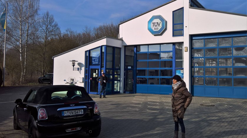 TÜV Süd, Bayern. Mini Cooper Cabrio bei der Hauptuntersuchung - kurz HU. TUEV Plakette bzw Stempel