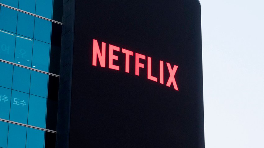Das Bild zeigt ein Gebäude mit Netflix-Logo