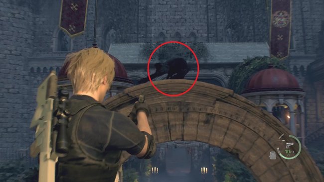 The jewel thief is this crow sitting on the archway in the courtyard (Source: Screenshot GIGA).