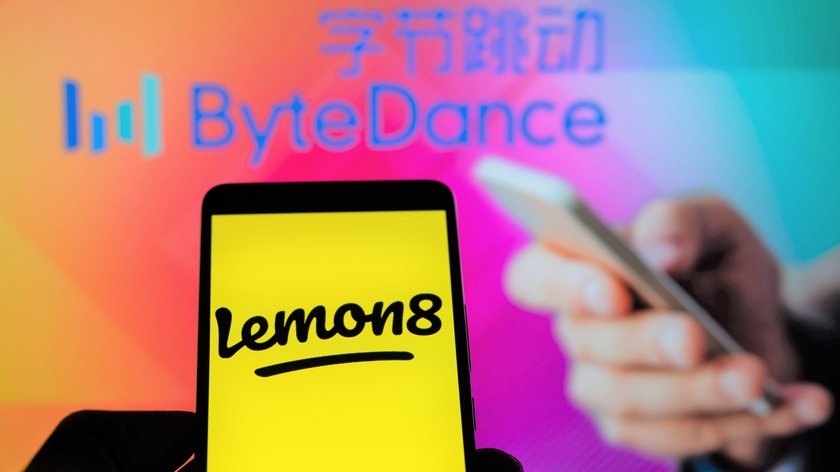 Auf einem Smartphone leuchtet die App Lemon8 auf, im Hintergrund das Logo der Hersteller ByteDance.