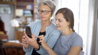 Die besten Seniorenhandys: Dieses Smartphone werden Oma und Opa lieben