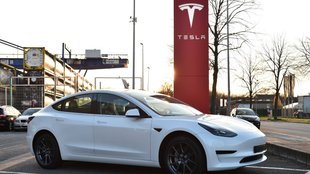Ohne Kabel: Tesla will E-Autos ganz anders laden