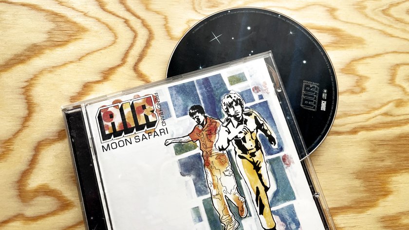 Eine CD-Hülle liegt auf einem Holztisch. Es handelt sich um das Elektronik-Album „Moon Safari“ von Air.