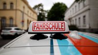 Führerschein-Frage: Was ist außerorts auf Vorfahrtstraßen erlaubt?