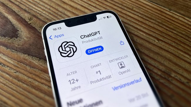 Auf einem Tisch liegt ein iPhone mit der geöffneten App ChatGPT.