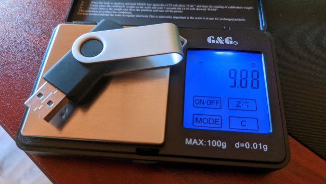 Unsere Feinwaage zeigt beide Male das gleiche Gewicht an – egal, ob der USB-Stick leer oder voll ist. Bildquelle: GIGA