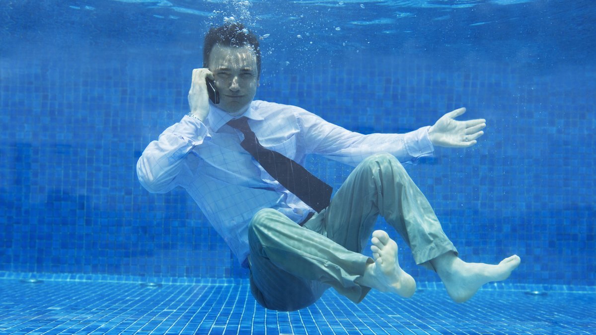 Samsung-Handy fällt ins Wasser: Besitzer greift zu drastischen Mitteln