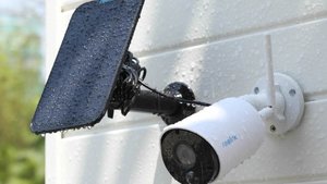 Amazon bietet kabellose Überwachungs­kamera mit Solarpanel mit sattem Rabatt an