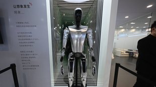 Tesla Optimus in Aktion: Das kann der humanoide Roboter wirklich