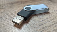 Ist ein voller USB-Stick schwerer als ein leerer?