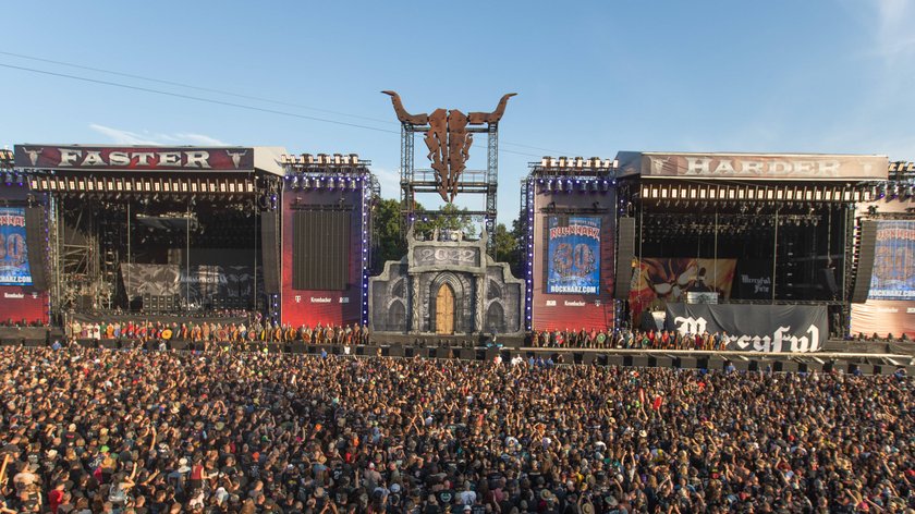 Wacken 2022 Donnerstag, offizieller Festivalstart. Das Infield wurde heute zum ersten mal für die Fans aus aller Welt geöffent. Passend zum Wacken Motto Horror wurden die Besucher vonn zahlreichen Zombies und Horrorgestalten begrüßt. Der Sturm zu den Bühnen und zu den Hedlinern war damit freigegeben. Schleswig Holstein Deutschland *** Wacken 2022 Thursday, official festival start The infield was opened today for the first time for the fans from all over the world Matching the Wacken motto horror, the visitors were greeted by numerous zombies and horror figures The storm to the stages and to the Hedliners was thus released Schleswig Holstein Germany