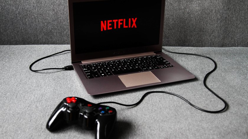 Laptop mit Netflix-Logo und Controller.