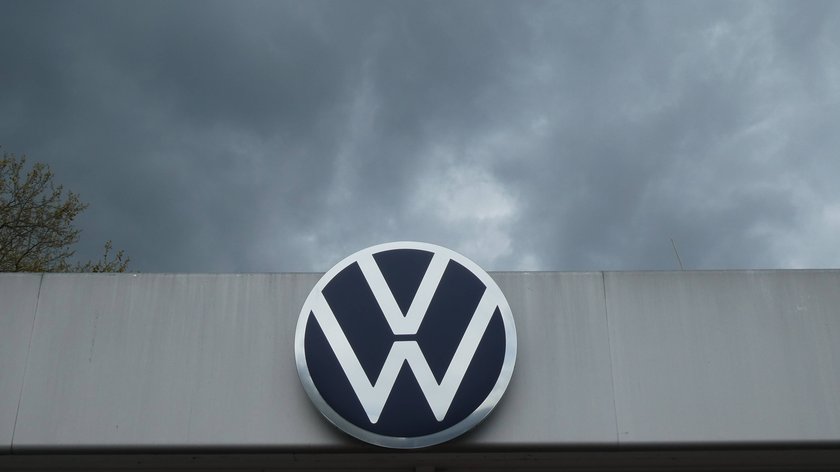 VW-Logo vor grauen Wolken