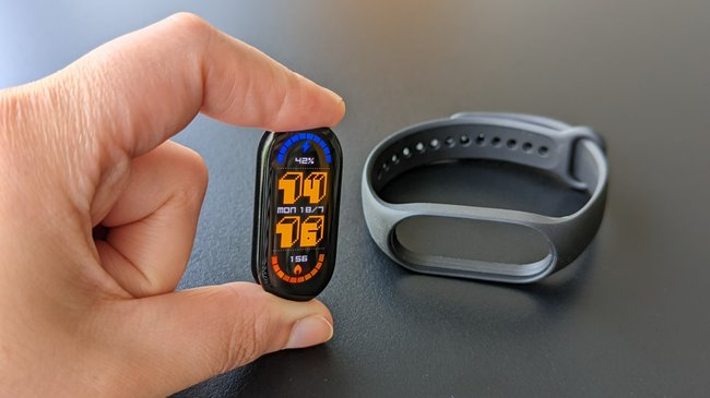 Das "Uhrwerk" des Xiaomi Smart Band 7 kann ganz einfach aus der Silikon-Fassung gedrückt werden (Bildquelle: GIGA).