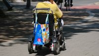 E-Rollstühle statt E-Bikes: Das steckt hinter dem kuriosen Trend