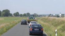 Was erleichtert das Fahren im Kolonnenverkehr? Führerscheinfrage erklärt